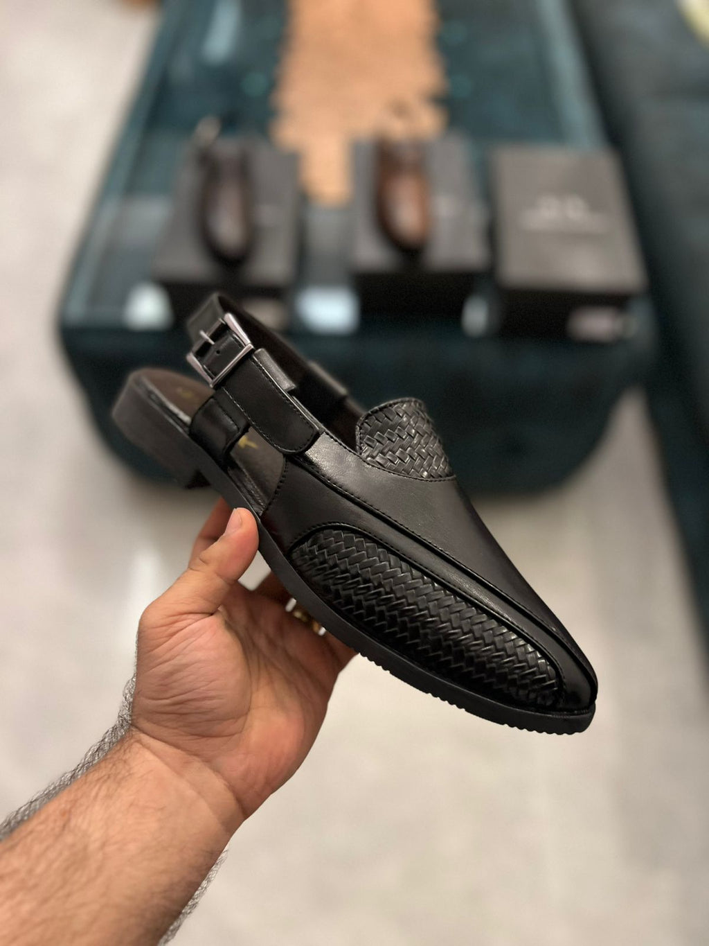 ARMNI JUTTI - BLACK