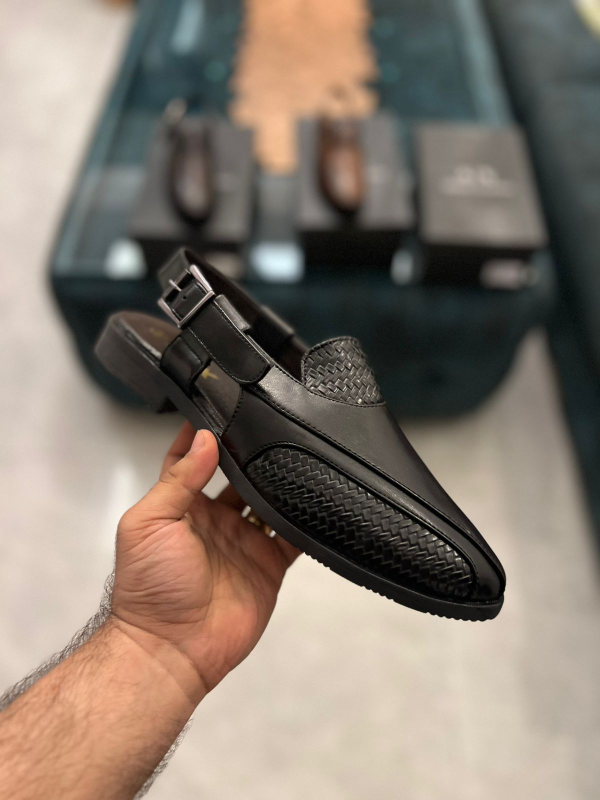 ARMNI JUTTI - BLACK